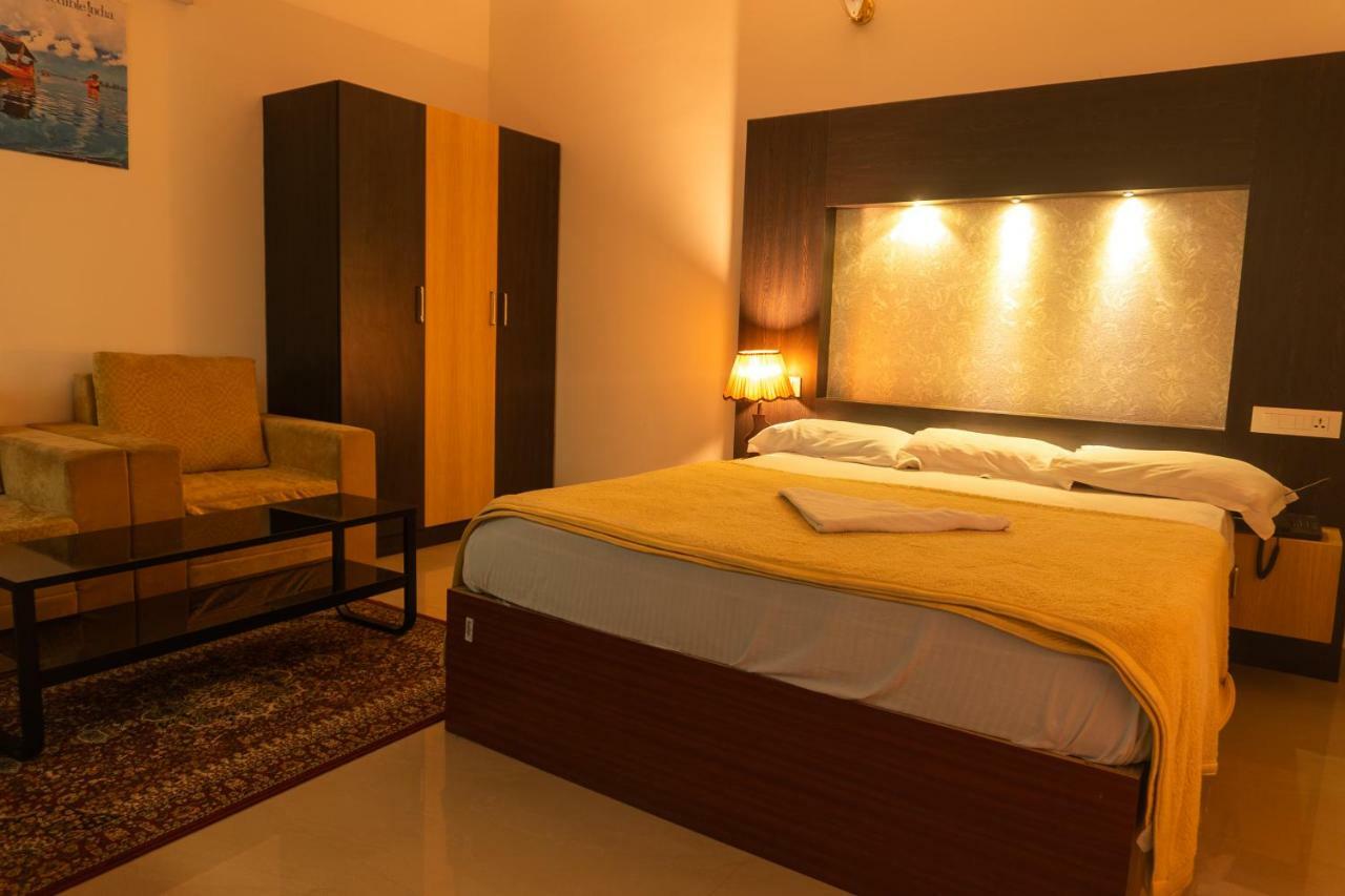 Aramana Holiday Inn Alappuzha Екстер'єр фото