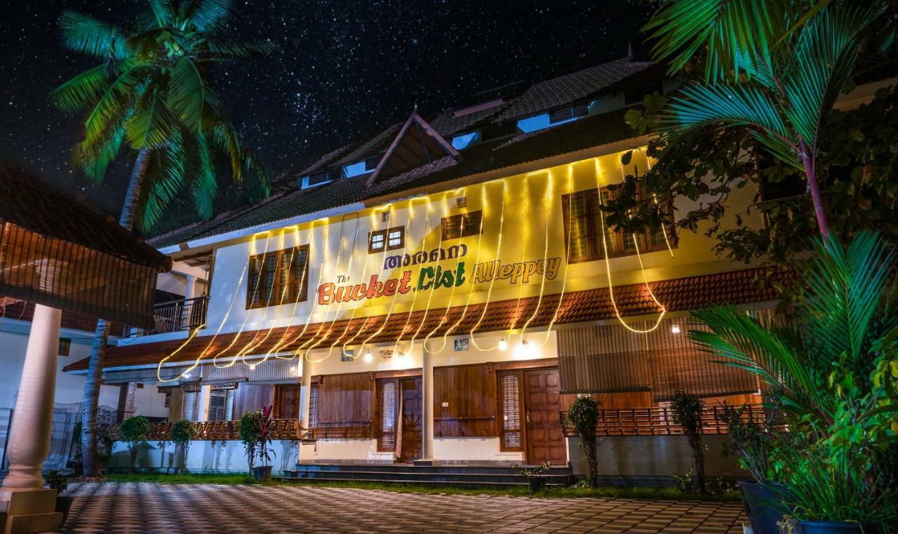 Aramana Holiday Inn Alappuzha Екстер'єр фото
