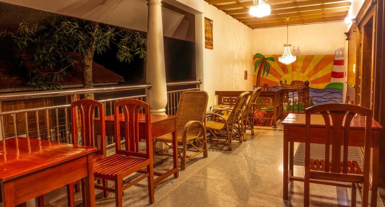 Aramana Holiday Inn Alappuzha Екстер'єр фото