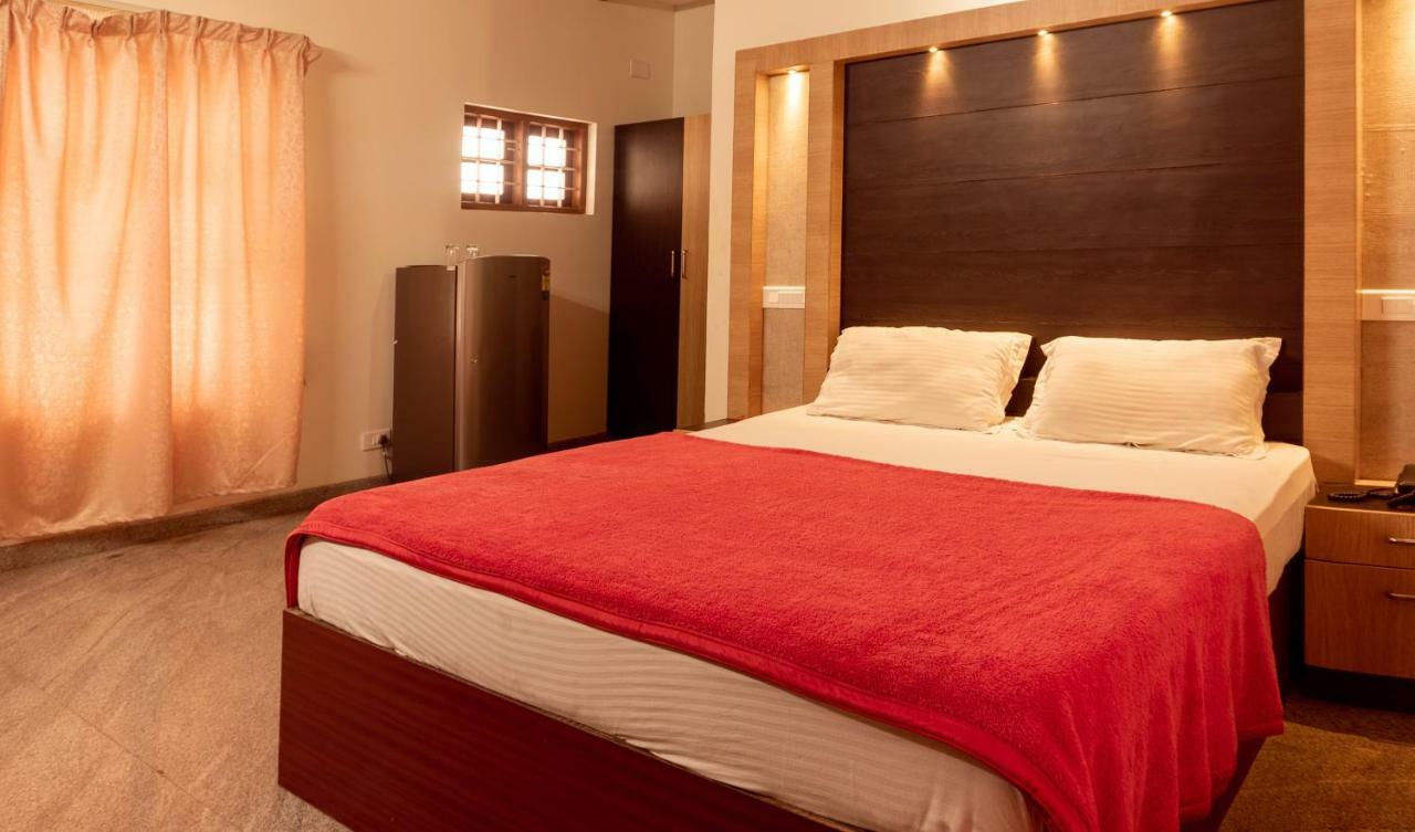 Aramana Holiday Inn Alappuzha Екстер'єр фото