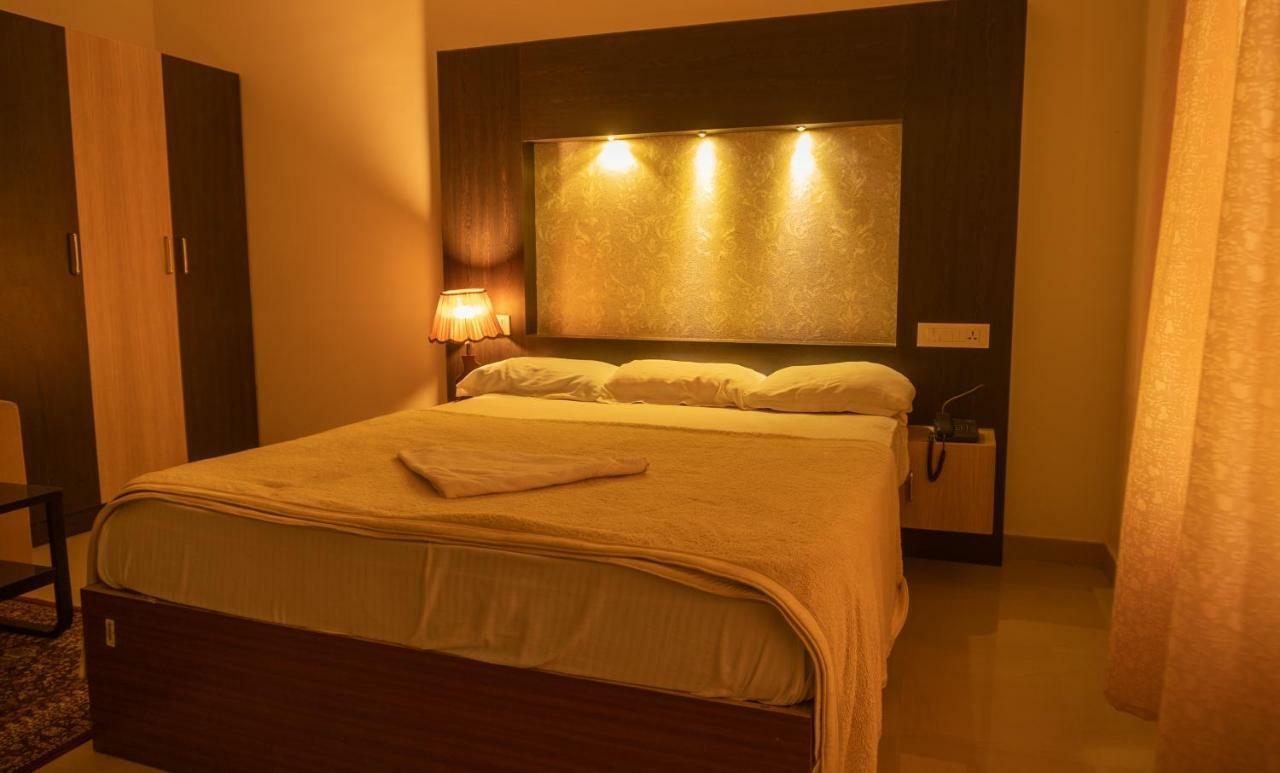 Aramana Holiday Inn Alappuzha Екстер'єр фото